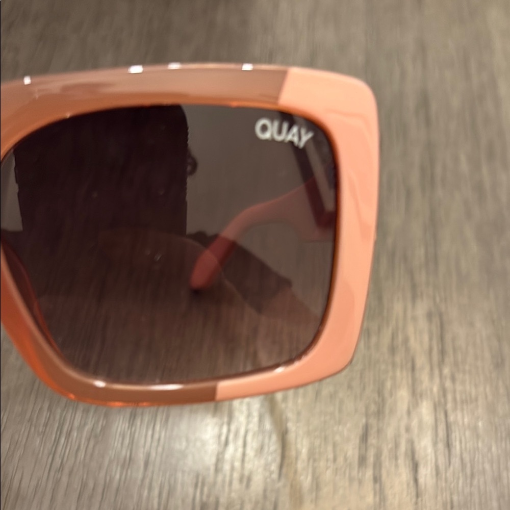 Quay Australia Total Vibe Sunglasses - Milky Pink - Like New! - Picture 7 of 8